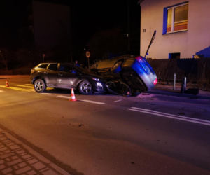 Groza w Olkuszu. Samochód WYLĄDOWAŁ na innym aucie!