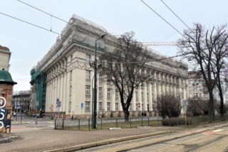 Kiedyś stał tu cyrk i kino. Potem długo tylko liczono pieniądze. Teraz będzie tu luksusowy hotel. Tak zmienia się dawny gmach PKO w Krakowie