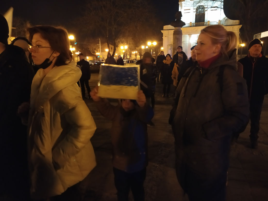 Siedlczanie okazali swoje poparcie dla Ukrainy w wojnie z Rosją – pokojowa demonstracja solidarnościowa w Siedlcach