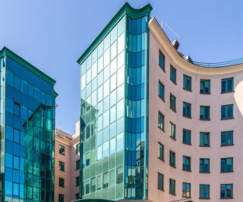 Pastelowy biurowiec z turkusowymi przeszkleniami przy ulicy Żurawiej 8. O jego wyburzeniu przeczytasz na Architektura.