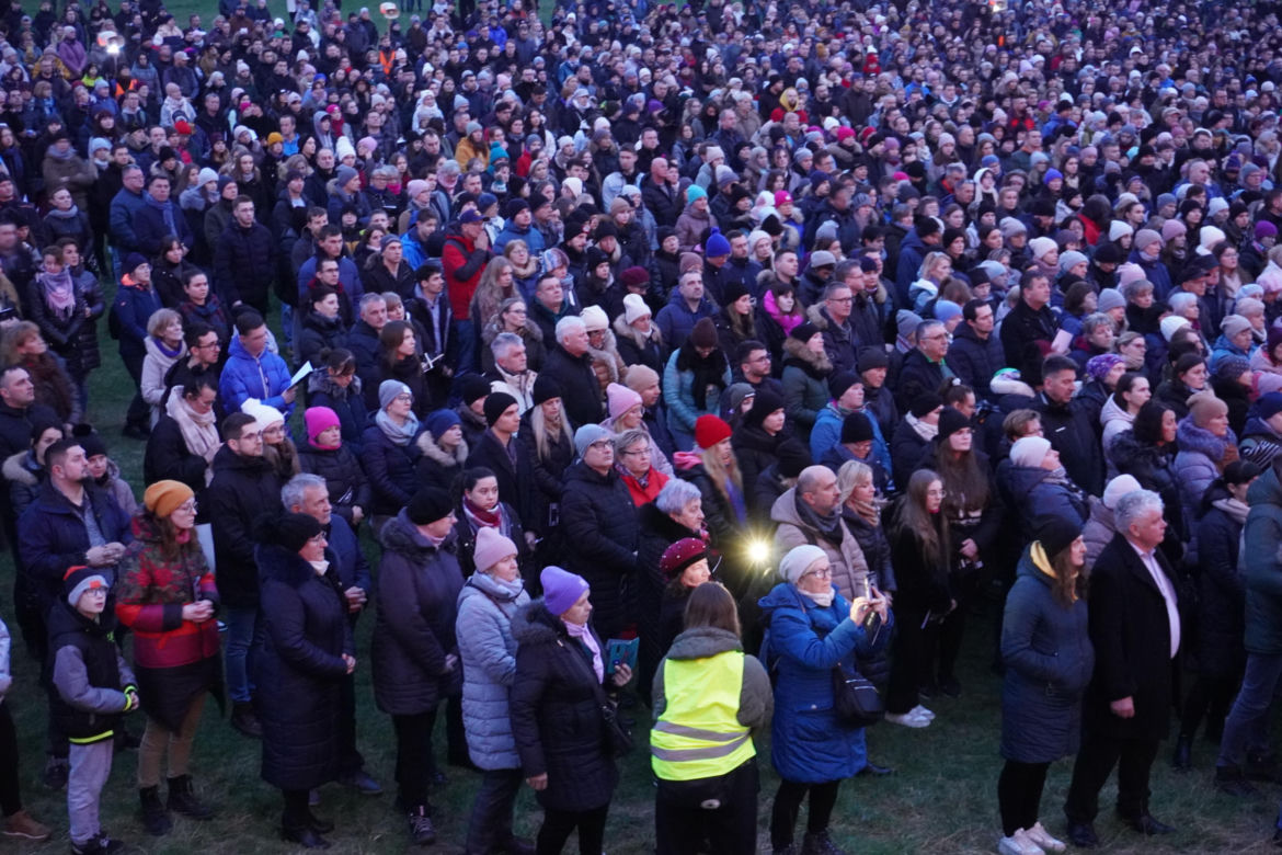 Ogrom wiernych przybył na Drogę Krzyżową na Majdanku. Mamy zdjęcia!