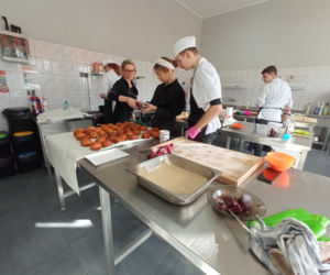 Warsztaty pieczenia pączków w grudziądzkim gastronomiku