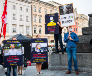 Demonstracja LGBT i narodowców na krakowskim Rynku