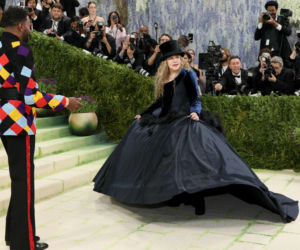 Stevie Nicks pierwszy raz w historii na Met Gali! Artystka pojawiła się w stroju z... sieciówki!
