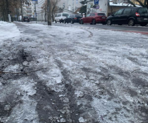 Zima w Bydgoszczy. Mieszkańcy wściekli na stan oblodzonych chodników. Drogowcy zapowiadają kary [GALERIA]