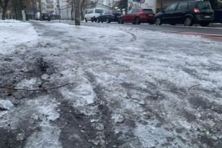 Zima w Bydgoszczy. Mieszkańcy wściekli na stan oblodzonych chodników. Drogowcy zapowiadają kary [GALERIA]