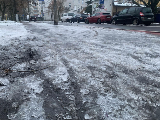 Zima w Bydgoszczy. Mieszkańcy wściekli na stan oblodzonych chodników. Drogowcy zapowiadają kary