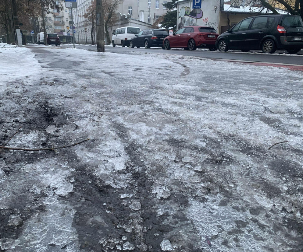 Zima w Bydgoszczy. Mieszkańcy wściekli na stan oblodzonych chodników. Drogowcy zapowiadają kary