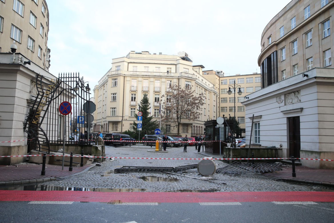 Ciężarówka zniszczyła zabytkową bramę wjazdową na teren Kancelarii Prezydenta