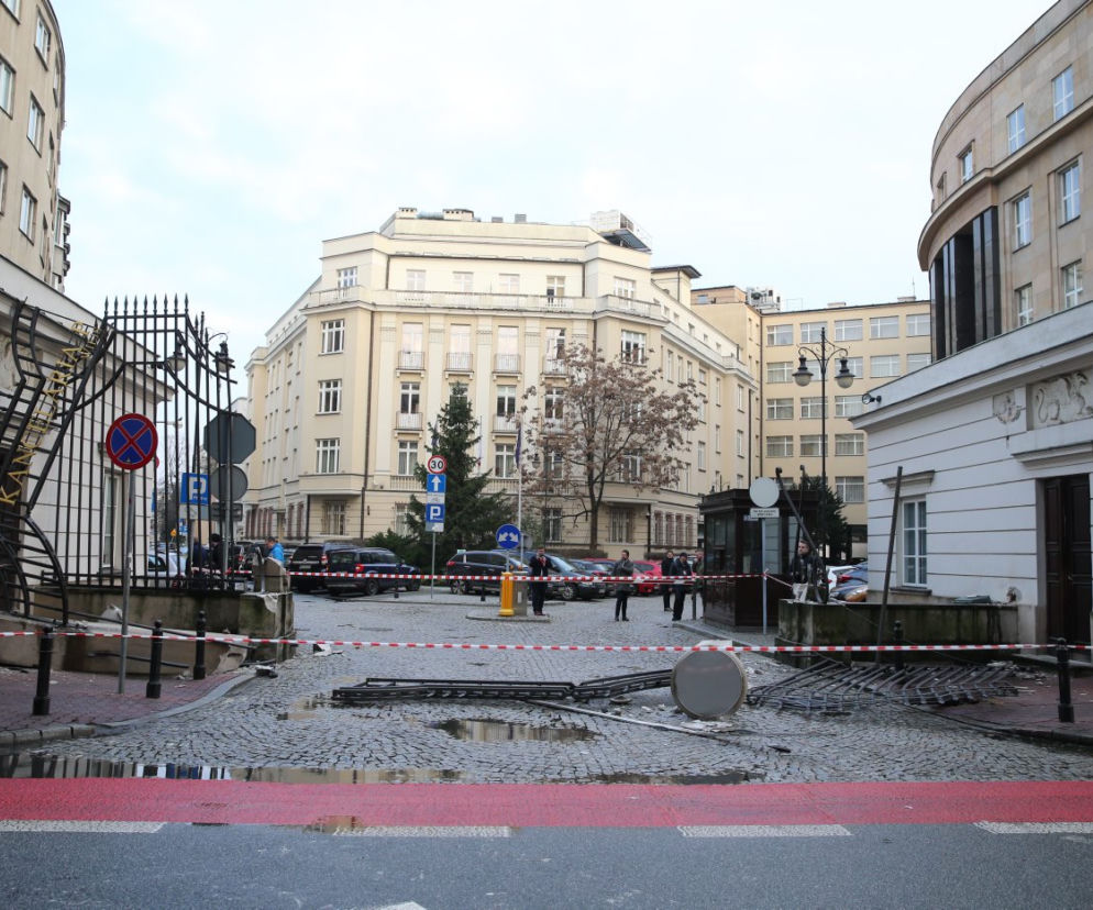 Ciężarówka zniszczyła zabytkową bramę wjazdową na teren Kancelarii Prezydenta