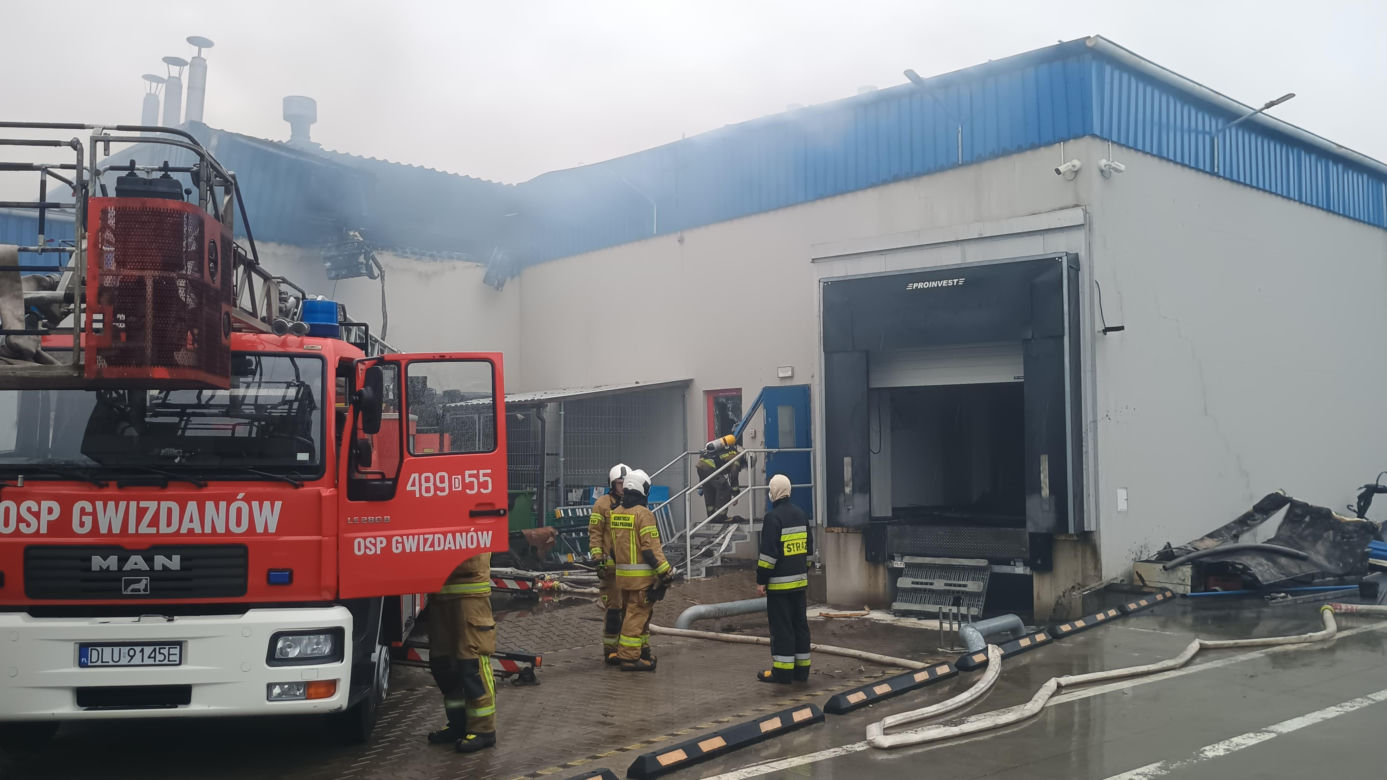Straty będą wielomilionowe. Trwa dogaszanie pożaru w zakładzie w Chróścinie [ZDJĘCIA]