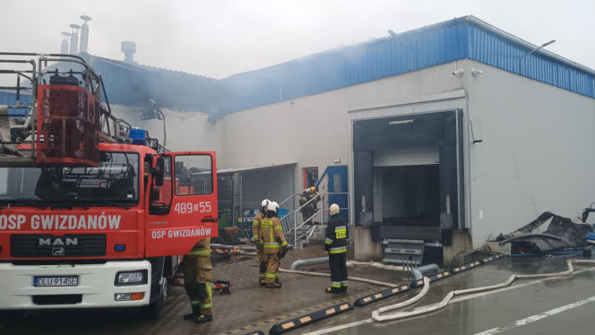 Straty będą wielomilionowe. Trwa dogaszanie pożaru w zakładzie w Chróścinie [ZDJĘCIA]