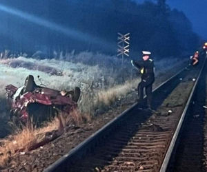 Ta decyzja kosztowała 24-letniego Kubę życie! Szynobus staranował Opla i pchał go pół kilometra