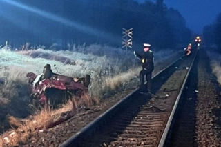 Ta decyzja kosztowała 24-letniego Kubę życie! Szynobus staranował Opla i pchał go pół kilometra