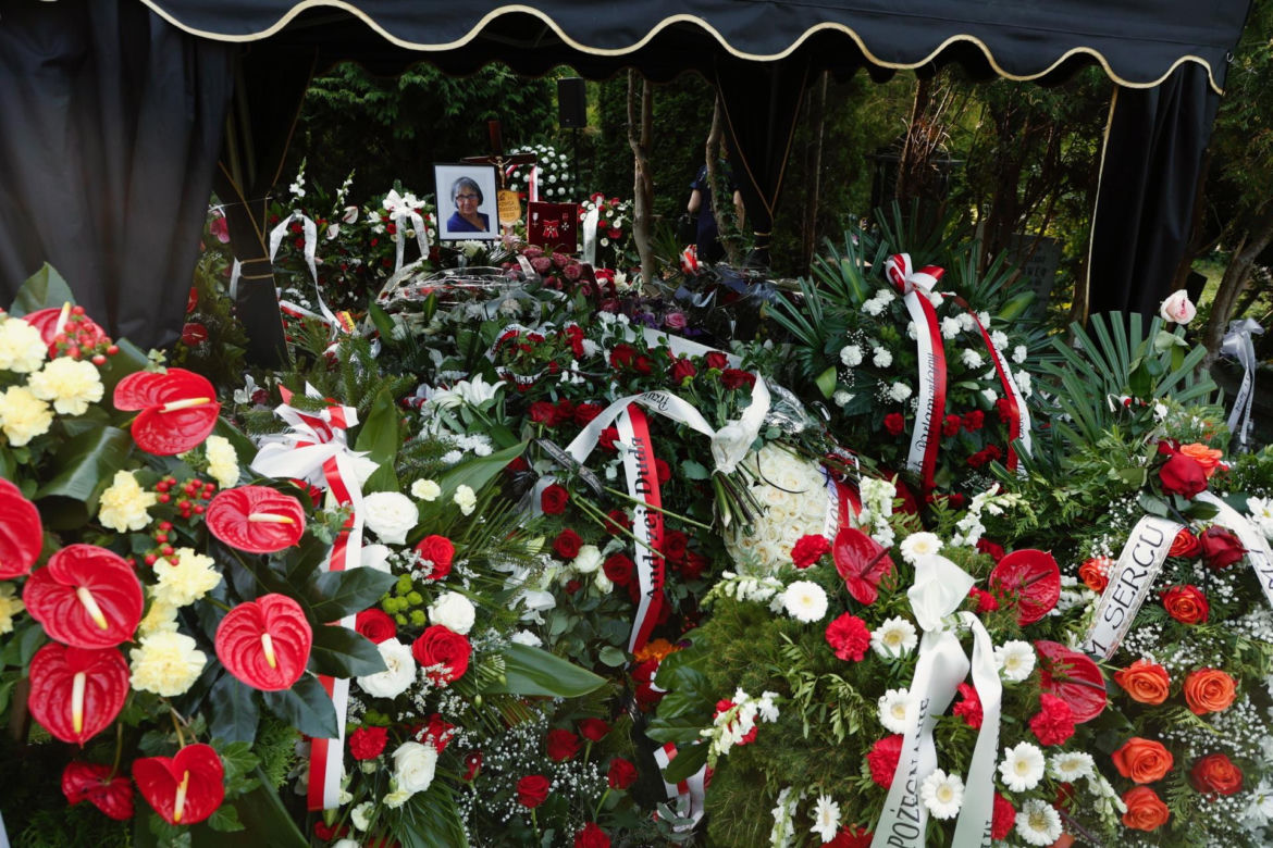 Tak wygląda grób matki Morawickiego, morze kwiatów