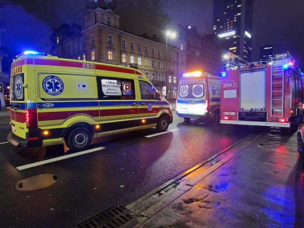  Dramat w centrum. Pieszy wpadł pod rozpędzony pociąg. W stanie krytycznym trafił do szpitala