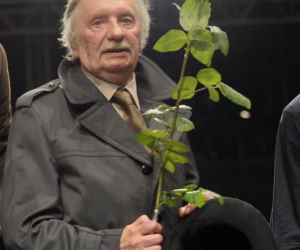 Wojciech Pokora odzywa się z zaświatów i siada z żoną w fotelu