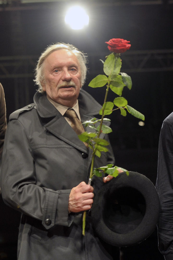 Wojciech Pokora odzywa się z zaświatów i siada z żoną w fotelu