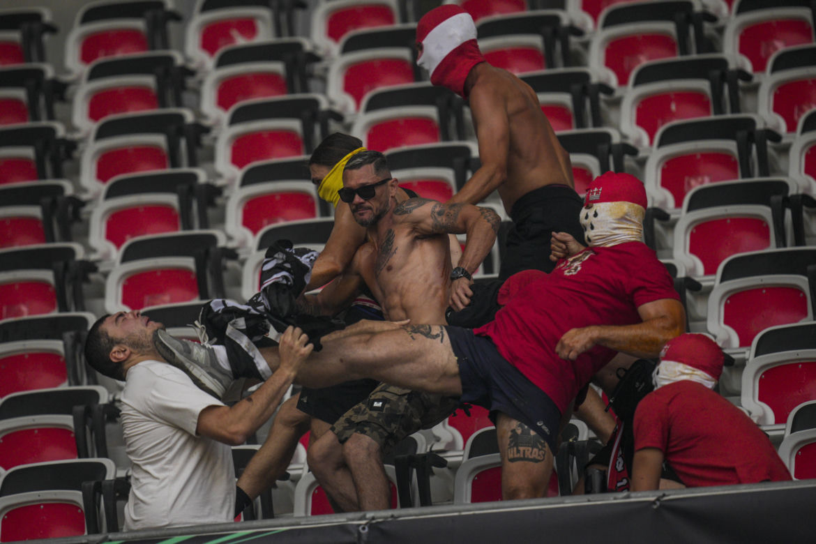 Zadyma na meczu OCG Nice - FC Koln 