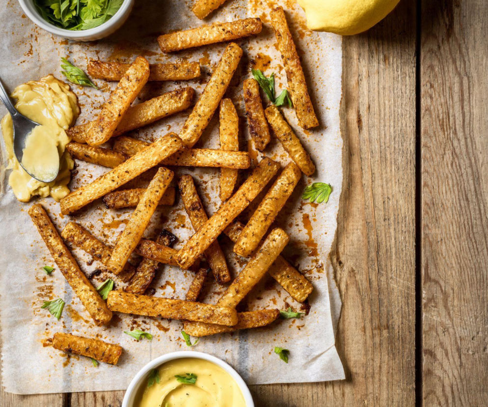 Frytki z kalarepy to hit! Lepsze i zdrowsze niż z ziemniaków, a zrobisz je w piekarniku