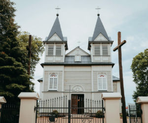 Drzwi obory przygniotły 3-letnią Oleńkę. Wgniotły dziewczynkę w mokrą ziemię