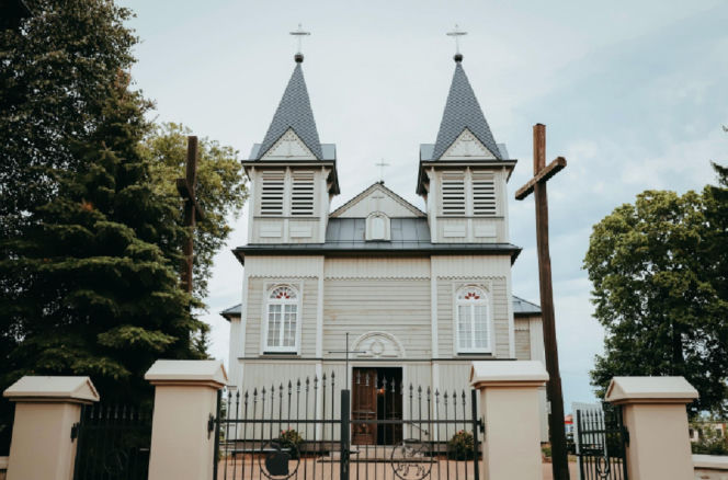 Drzwi obory przygniotły 3-letnią Oleńkę. Wgniotły dziewczynkę w mokrą ziemię