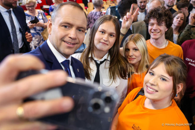 Karol Nawrocki wrócił do swojego LO. Wspomniał nauczycieli WF-u . To nie przypadek! 