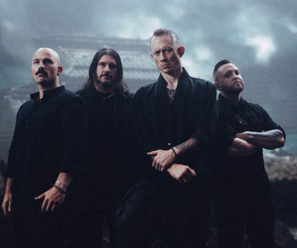 Muzycy zespołu Trivium w mrocznej stylizacji. O nowym albumie Crown in the Grave przeczytasz na EskaRock.