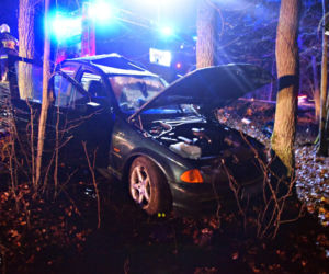 BMW rozbiło się na drzewie