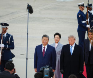 Przywódca Chin przyleciał do USA. Też przeszedł po czerwonym dywanie