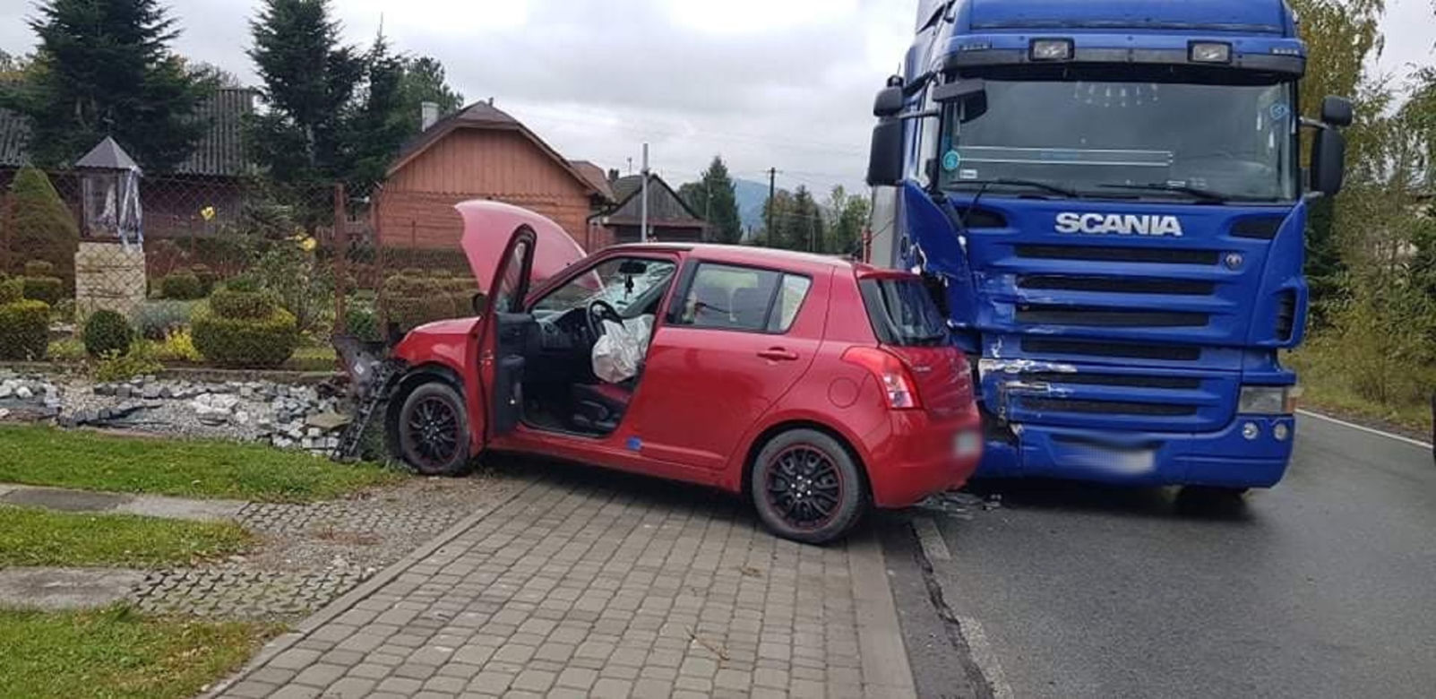 Koszmarny wypadek w Siołkowej. Suzuki staranowane przez ciężarówkę