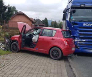 Koszmarny wypadek w Siołkowej. Suzuki staranowane przez ciężarówkę