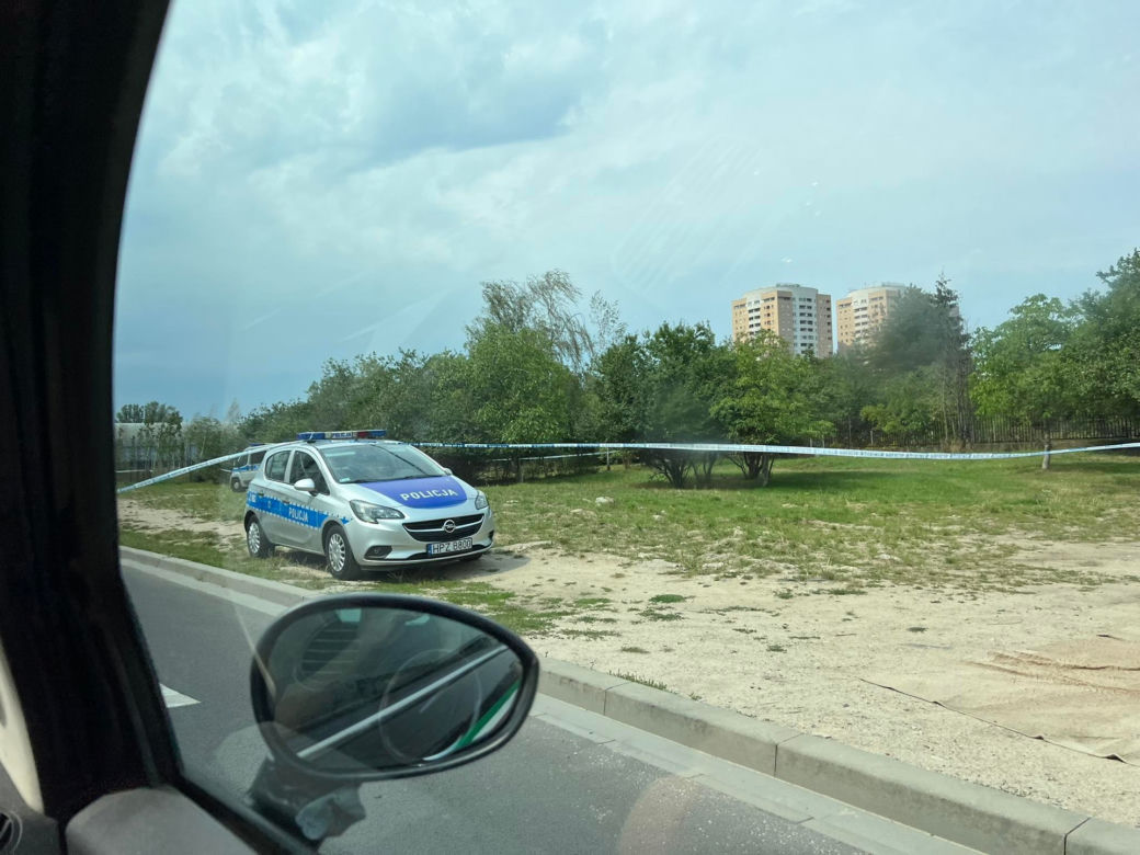 Martwy człowiek przy centrum handlowym w krzakach. Makabra na Pradze-Południe
