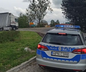 Czarlin. Z ciężarówki wypadł ładunek piwa. Setki butelek na drodze 