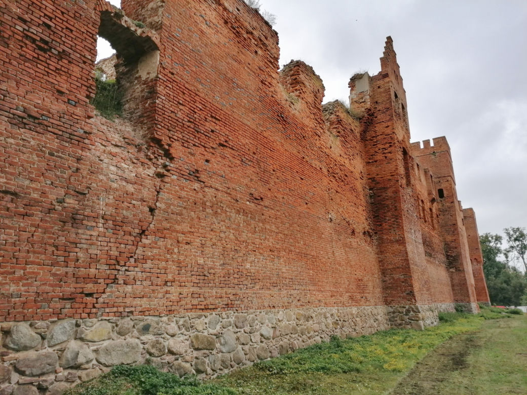 Pomarańczowi rowerzyści najechali zamek w Szymbarku