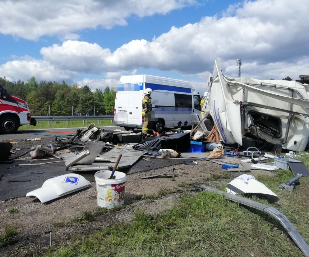 Wypadek na S8 pod Wyszkowem! Potężne zderzenie ciężarówek, busa i osobówki! Na miejscu śmigłowiec (ZDJĘCIA]