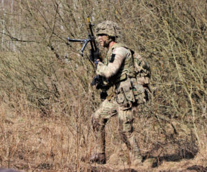 Brytyjscy żołnierze, ćwiczenia na poligonie