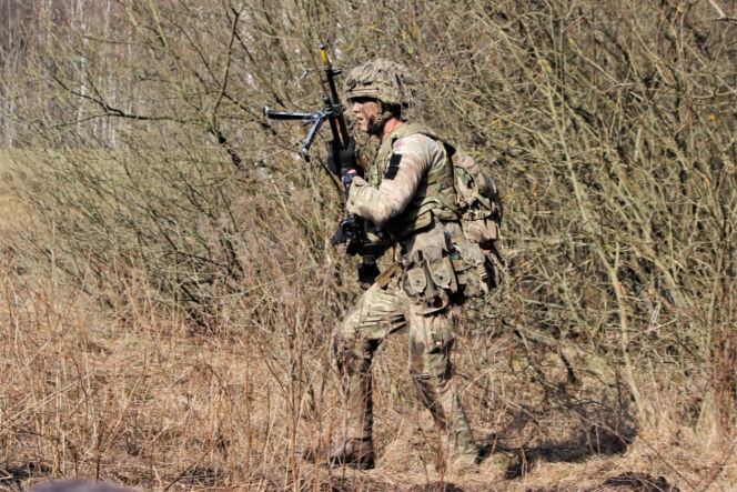 Brytyjscy żołnierze, ćwiczenia na poligonie