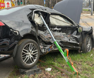Zderzenie tramwaju z samochodem na Puławskiej, jedna osoba w szpitalu