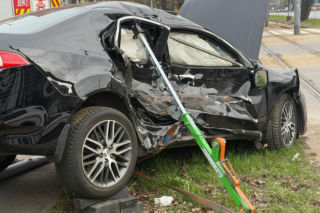 Zderzenie tramwaju z samochodem na Puławskiej, jedna osoba w szpitalu