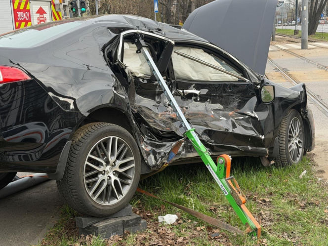 Zderzenie tramwaju z samochodem na Puławskiej, jedna osoba w szpitalu