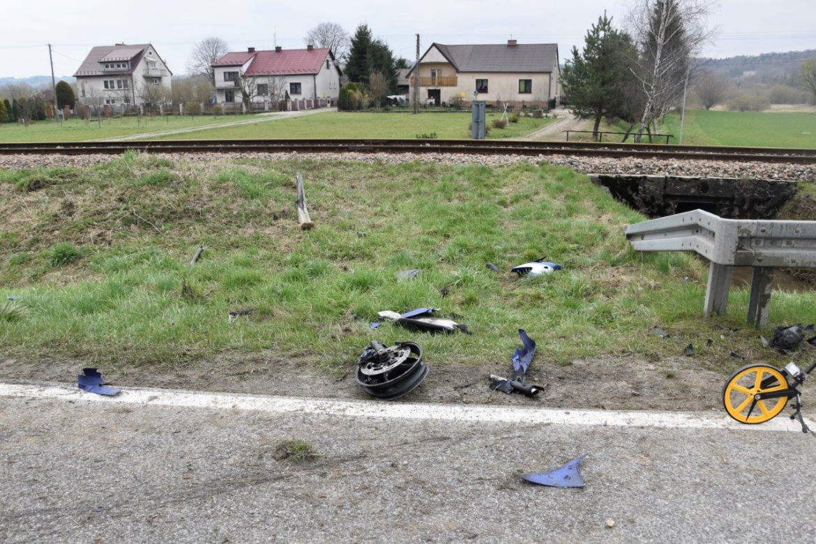 Gromnik. 23-letni motocyklista UDERZYŁ w bariery energochłonne. Wylądował kilkadziesiąt metrów od maszyny