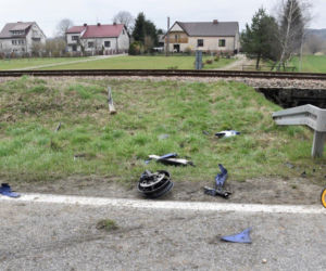 Gromnik. 23-letni motocyklista UDERZYŁ w bariery energochłonne. Wylądował kilkadziesiąt metrów od maszyny