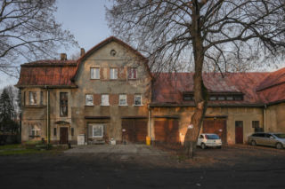 To największe miasto Zagłębia Dąbrowskiego. Czaruje pięknymi pałacami, ale też dworem i zamkiem!
