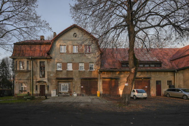 To największe miasto Zagłębia Dąbrowskiego. Czaruje pięknymi pałacami, ale też dworem i zamkiem!