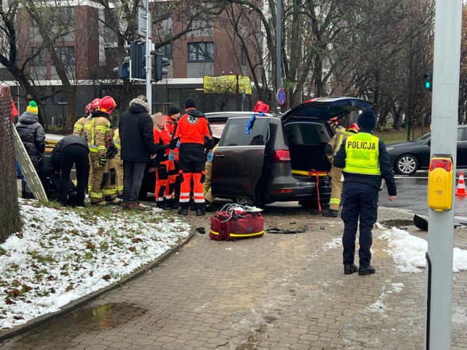 Wypadek na Maczka w Warszawie. Trzy osoby w szpitalu, ogromne utrudnienia w kierunku centrum.