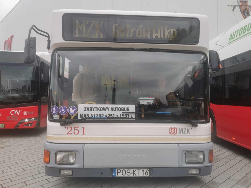 Zabytkowy autobus dla stowarzyszenia