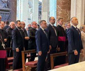 Prezydent Nawrocki z Małżonką przy grobie św. Jana Pawła II