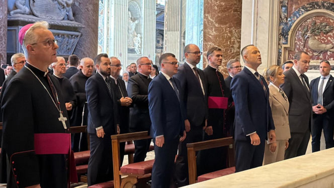 Prezydent Nawrocki z Małżonką przy grobie św. Jana Pawła II