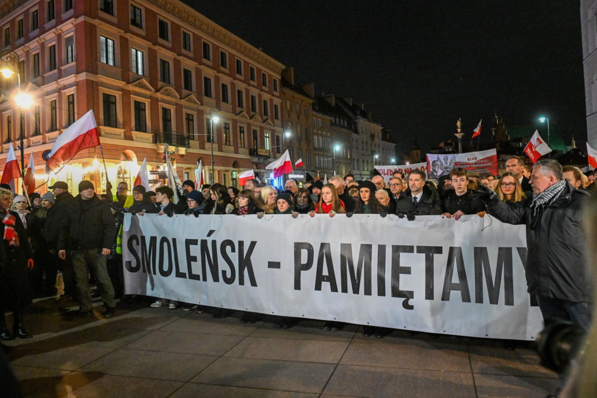 Kaczyński ściśnięty w tłoku pod pomnikiem smoleńskim